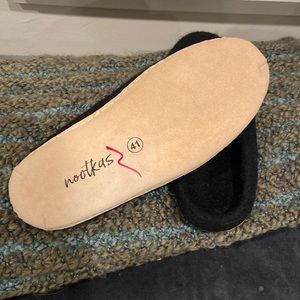 Nootkas Slippers, 41